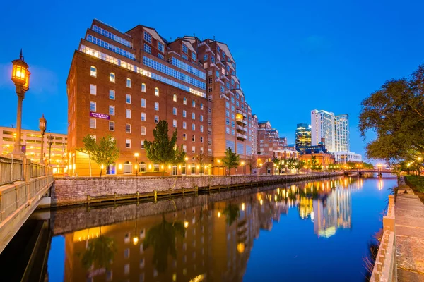 Edificios a lo largo del paseo marítimo por la noche, en el Puerto Interior de — Foto de Stock