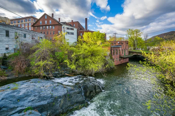 Kaskád a staré budovy podél brousek Brook v Brattleboro — Stock fotografie