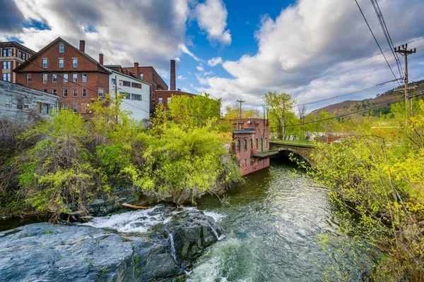 Cascades och gamla byggnader längs Whetstone Brook, i Brattleboro — Stockfoto