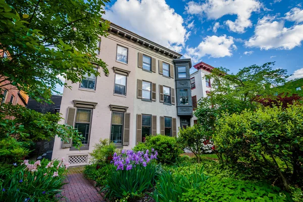 Jardines y casas adosadas en Bolton Hill, Baltimore, Maryland . — Foto de Stock