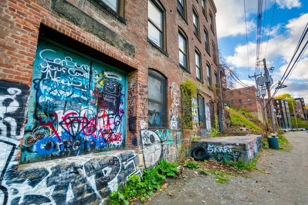 Graffiti auf alten Gebäuden in Brattleboro, Vermont. — Stockfoto