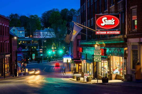 Main Street por la noche, en el centro de Brattleboro, Vermont . — Foto de Stock