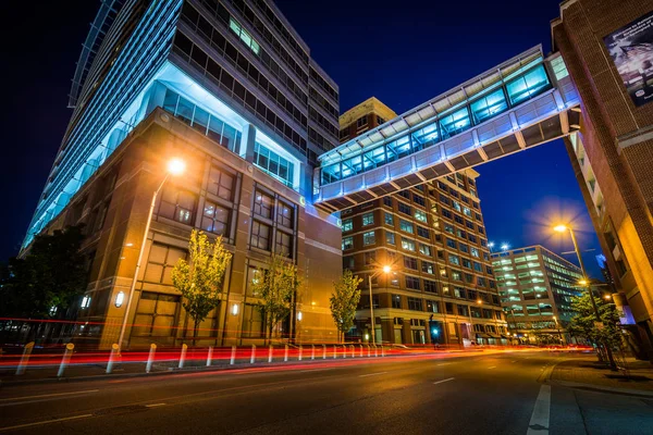 Edifici moderni lungo Lombard Street di notte, nel centro di Balt — Foto Stock