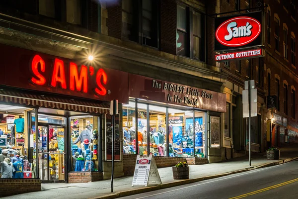 Sam 's Outdoor Outfitters de noche, en la calle principal de Brattleboro — Foto de Stock