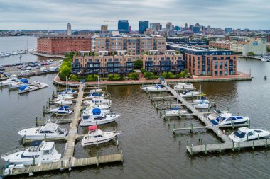 Bir yat limanı ve binalar Fell noktasının sahildeki görünümü