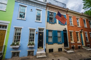 Filtre Meydanı, Phil Panama cadde boyunca renkli satır evleri