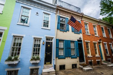 Filtre Meydanı, Phil Panama cadde boyunca renkli satır evleri