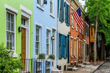 Filtre Meydanı, Phil Panama cadde boyunca renkli satır evleri