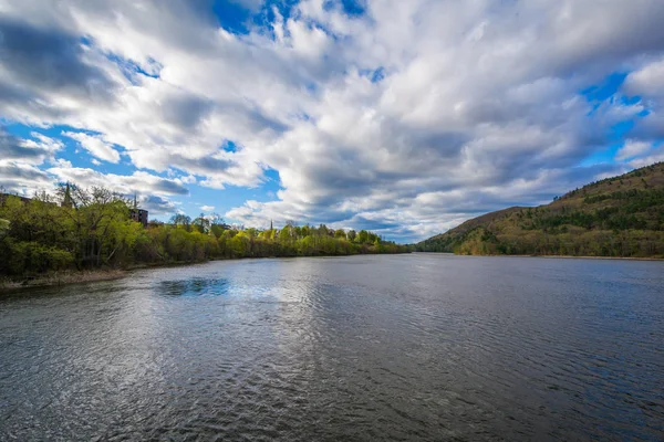 Floden Connecticut i Brattleboro, Vermont. — Stockfoto