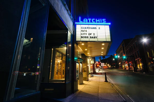 El Teatro Latchis por la noche, en el centro de Brattleboro, Vermont . — Foto de Stock