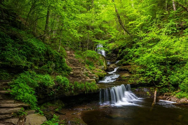 Vattenfall och trail vid Ricketts Glen State Park, Pennsylvania. — Stockfoto