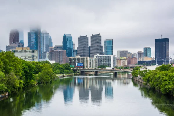 Foggy view of the Philadelphia skyline and Schuylkill River in P — Stock Photo, Image