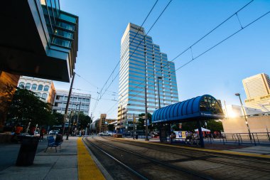 Işık demiryolu parça ve istasyonu ve şehir Baltimor binalar