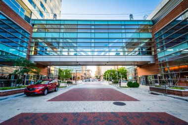 Modern yaya köprüsü şehir merkezinde Baltimore, Marylan alınmış.