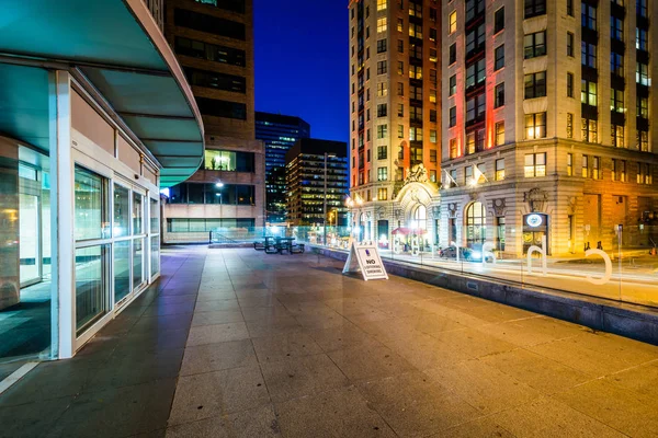 Buildings on Charles Street at night, in downtown Baltimore, Mar — Stock Photo, Image