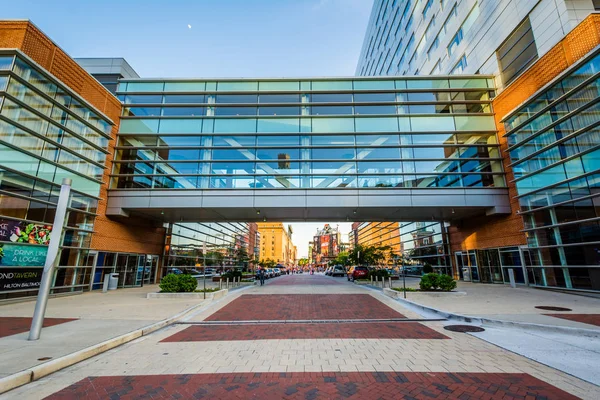 Modern enclosed pedestrian bridge in downtown Baltimore, Marylan — Stock Photo, Image