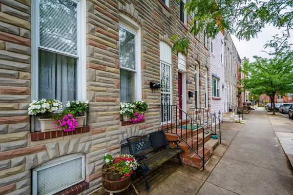 Row houses on O 'Donnell Street in Canton, Baltimore, Maryland . — стоковое фото