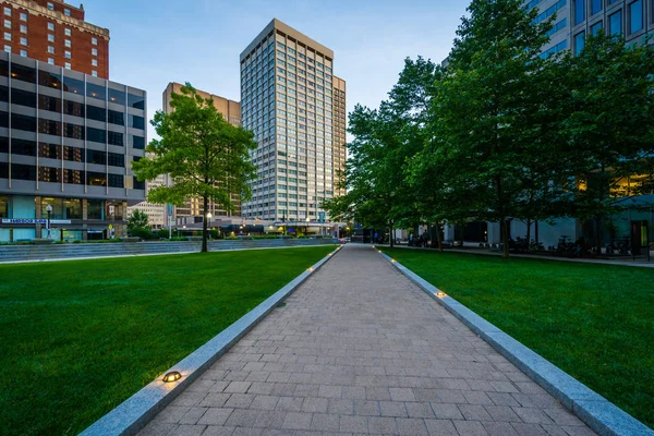 Gångväg och byggnader på Center Plaza, i centrala Baltimore, Ma — Stockfoto