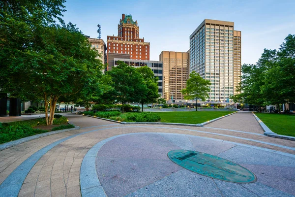 Paseo y edificios en Center Plaza, en el centro de Baltimore, Ma —  Fotos de Stock