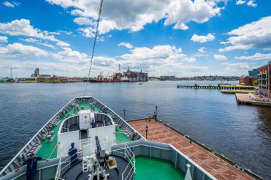Baltimore, Maryland akşamlarınıFells Point'teki bir Japon sahil güvenlik gemisi.