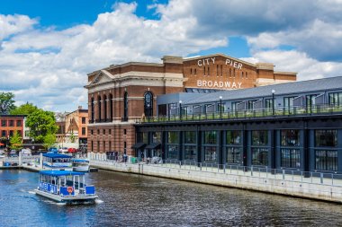 Su taksi ve tarihi rekreasyon Pier akşamlarınıFells Point'teki Ba