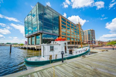 Tekne ve modern bina boyunca waterfront akşamlarınıFells Point'teki Ba