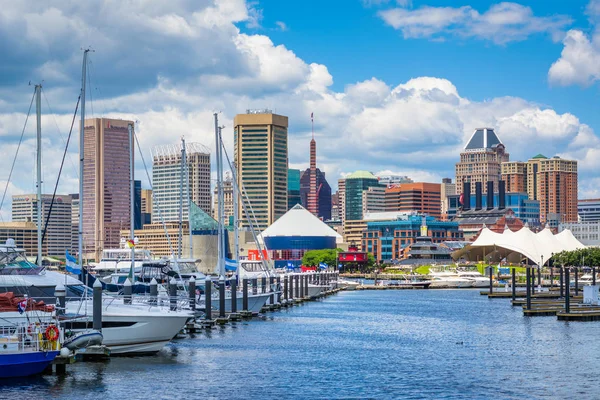 En småbåtshamn och utsikt över inre hamnen i Baltimore, Maryland. — Stockfoto