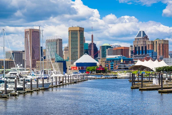 En småbåtshamn och utsikt över inre hamnen i Baltimore, Maryland. — Stockfoto