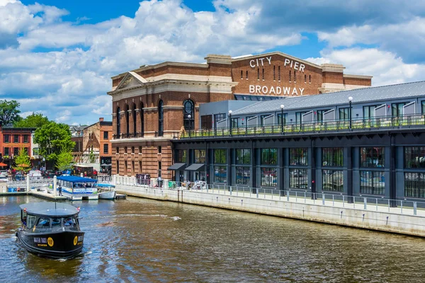 Un taxi acuático y el histórico muelle de recreo en Fells Point, Ba — Foto de Stock