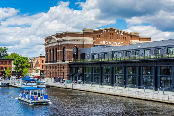 Un taxi acqueo e lo storico molo ricreativo a Fells Point, Ba — Foto Stock