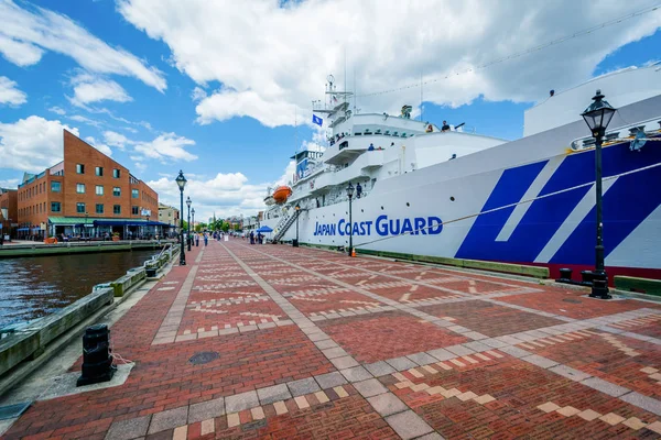 Broadway Pier and a Japanese Coast Guard ship in Fells Point, Ba — Stock Photo, Image