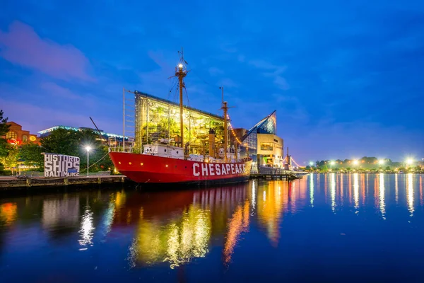 O Chesapeake Lightship e o Baltimore Aquarium à noite, em Bal — Fotografia de Stock