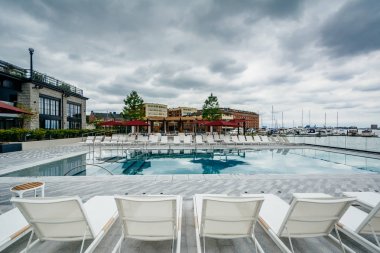 Sagamore Pendry Hotel Baltimore akşamlarınıFells Point'teki havuzda,