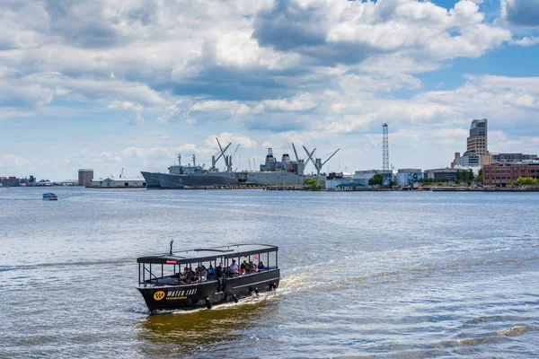 Vista de un taxi acuático en el puerto, en Fells Point, Baltimore, M — Foto de Stock