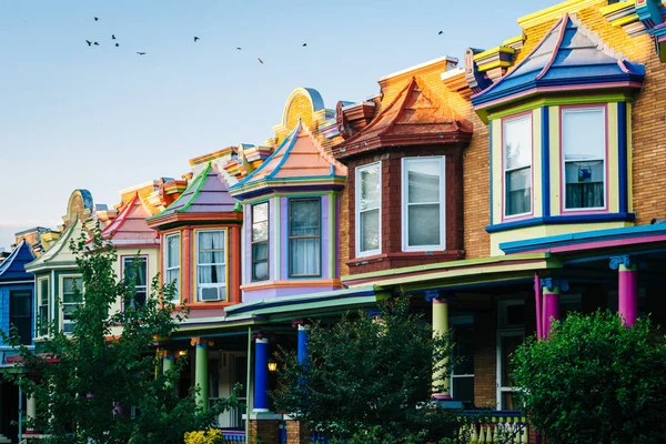 Красочные дома на Гилфорд Авеню, в Чарльз Виллидж, Балт — стоковое фото