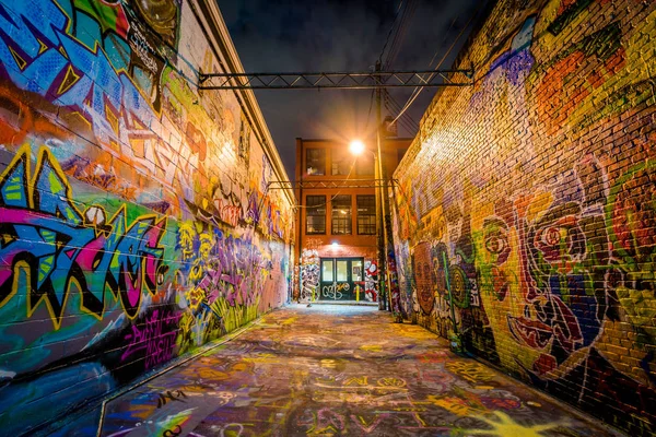 Allée des graffitis la nuit, à Station North, Baltimore, Maryland . — Photo
