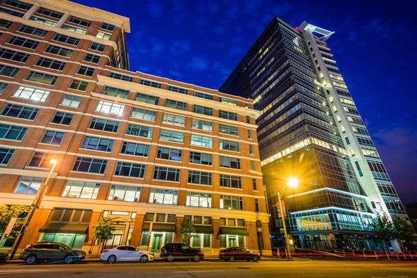 Modern épületek Pratt utcán éjjel, a Baltimore-i Mária — Stock Fotó