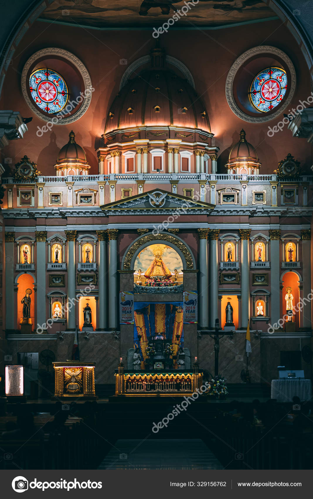 O interior da Basílica Menor de São Lorenzo Ruiz, em ...
