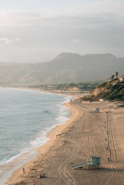 Malibu, California 'daki Point Dume' da dağlar ve plaj manzarası