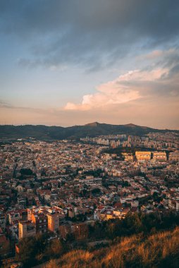 Şehir ve dağlar Barselona 'daki Bunkers Del Carmel' den görünüyor.