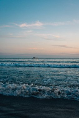 Santa Monica, Kaliforniya 'da gün batımında Pasifik Okyanusu