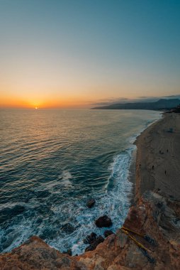Malibu, California 'daki Point Dume State Sahili' nden gün batımı manzarası