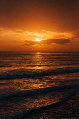 Gün batımında Pasifik Okyanusu'nda dalgalar, L Pearl Street Beach