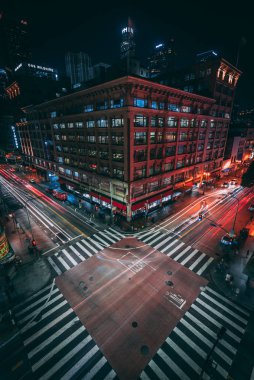 Gece Broadway ve 7. caddelerin kesiştiği yer. 