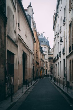 Dar bir sokakta bulunan Marais, Paris, Fransa