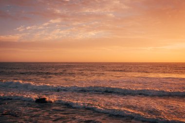 Gün batımında Pasifik Okyanusu'nda dalgalar, L Pearl Street Beach