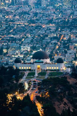 Geceleri Los Angeles, California 'daki Griffith Gözlemevi manzarası