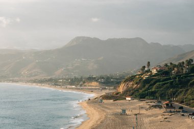 Malibu, California 'daki Point Dume' da dağlar ve plaj manzarası