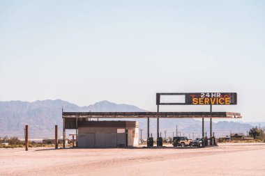 Desert Center, California 'da terkedilmiş benzin istasyonu