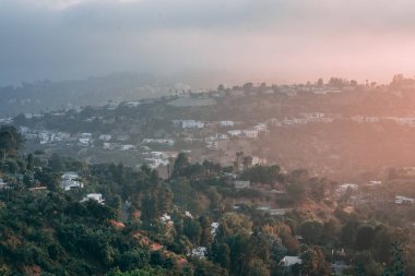 Runyon Canyon Park'ta Hollywood Tepeleri üzerinde gün batımı, Los An